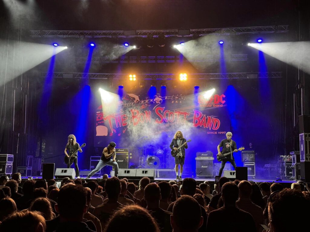 El rock se apodera del segundo día de la Semana Grande con un tributo a AC/DC y las bandas locales